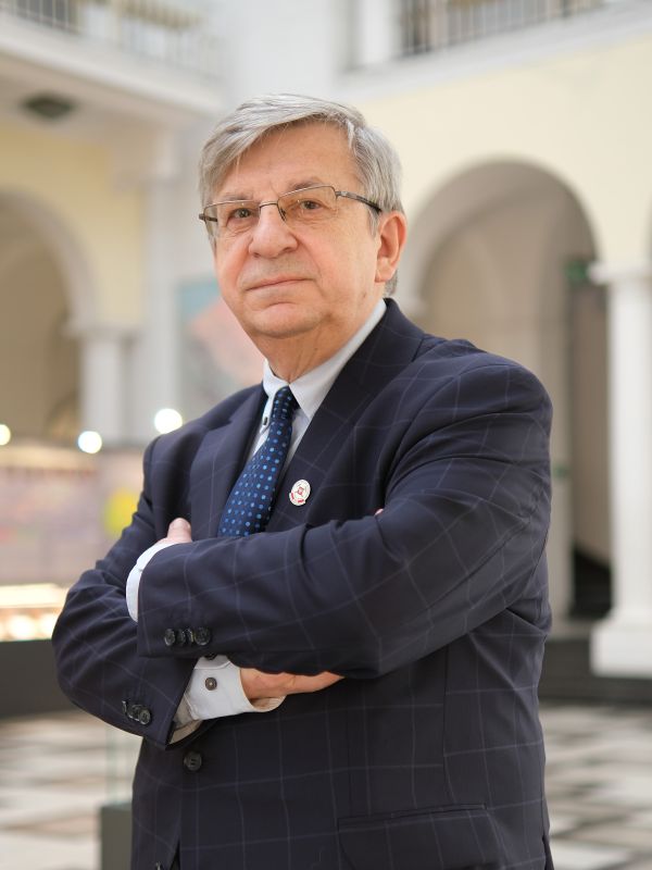 mężczyzna w garniturze pozuje do zdjęcia