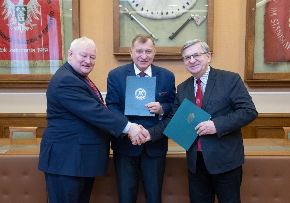 trzech mężczyzn pozuje do zdjęcia