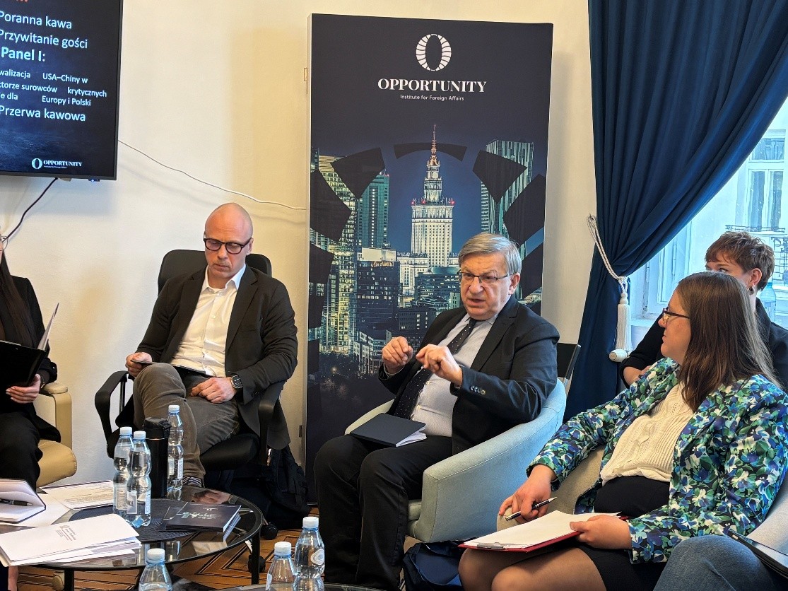 kilka osób biorących udział w panelu dyskusyjnym