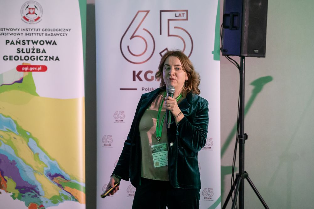 kobieta wygłasza prezentację do mikrofonu