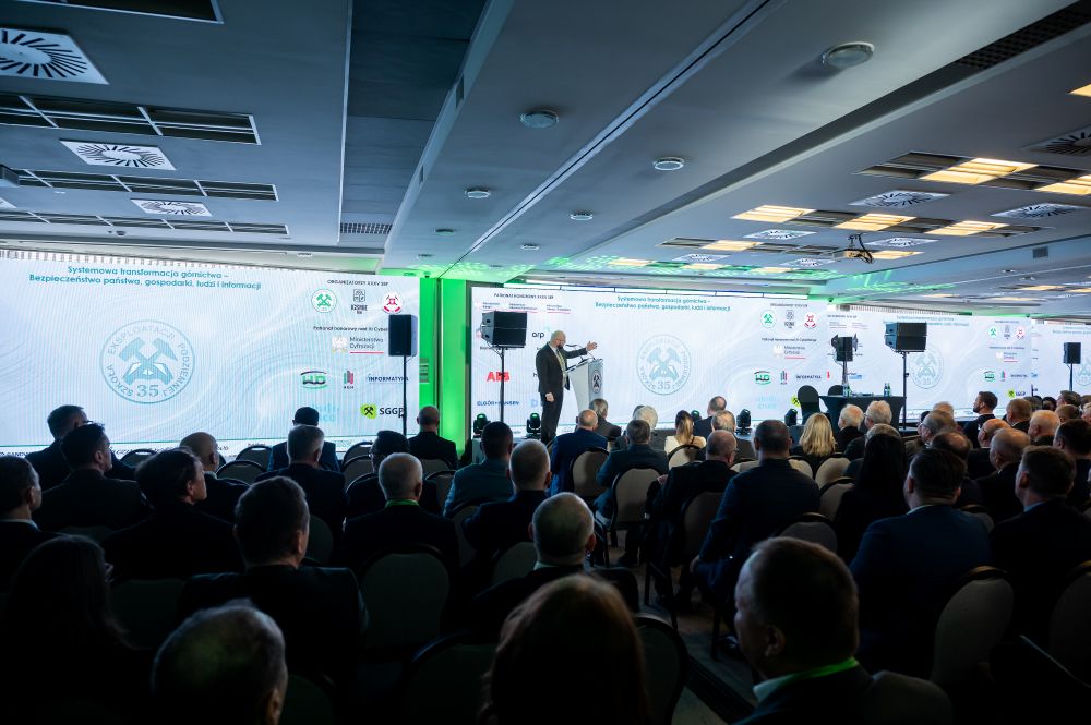 uczestnicy wydarzenia na sali plenarnej