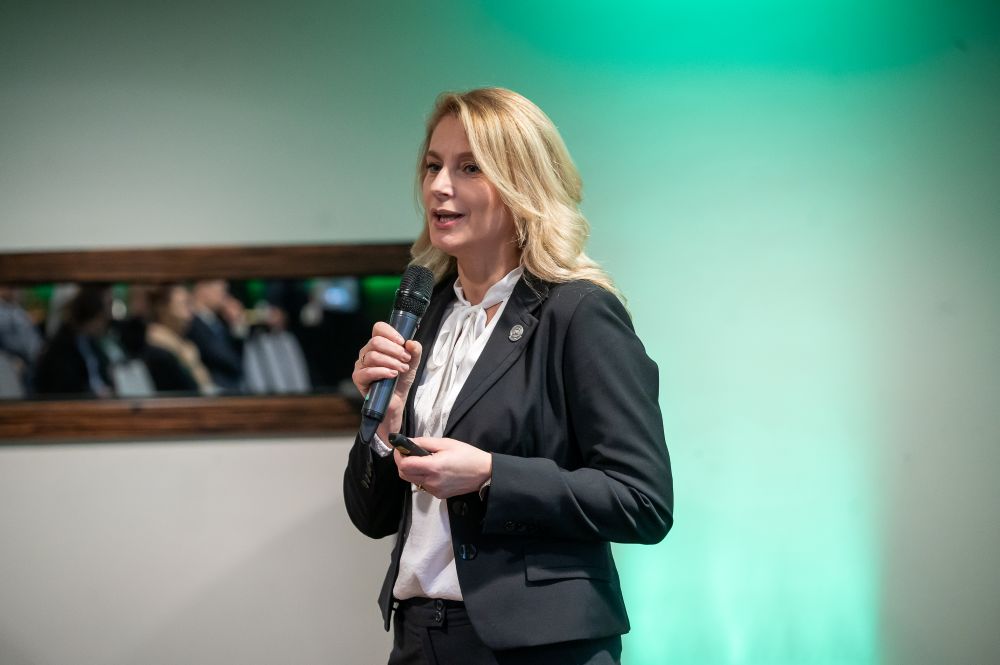 kobieta wygłasza prezentację do mikrofonu