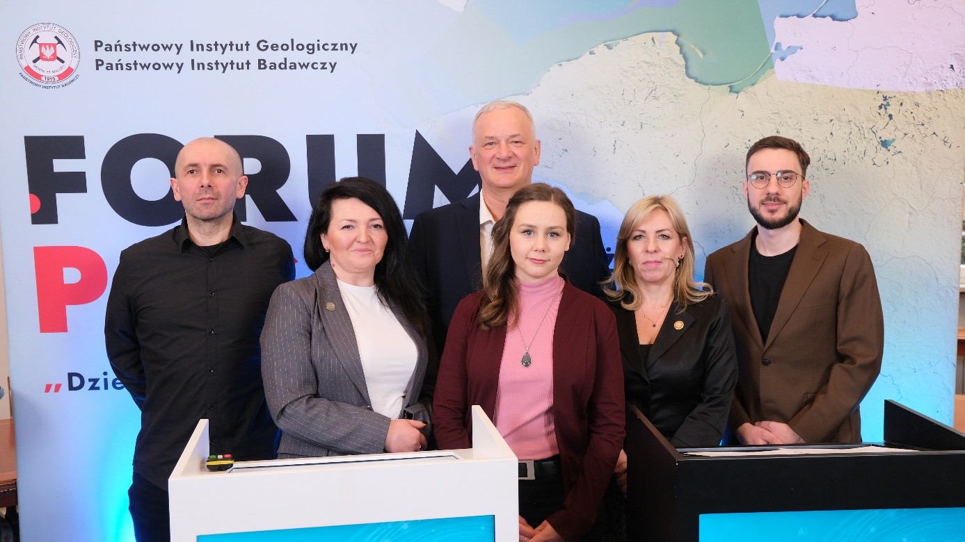 grupa ludzi pozujących do zdjęcia