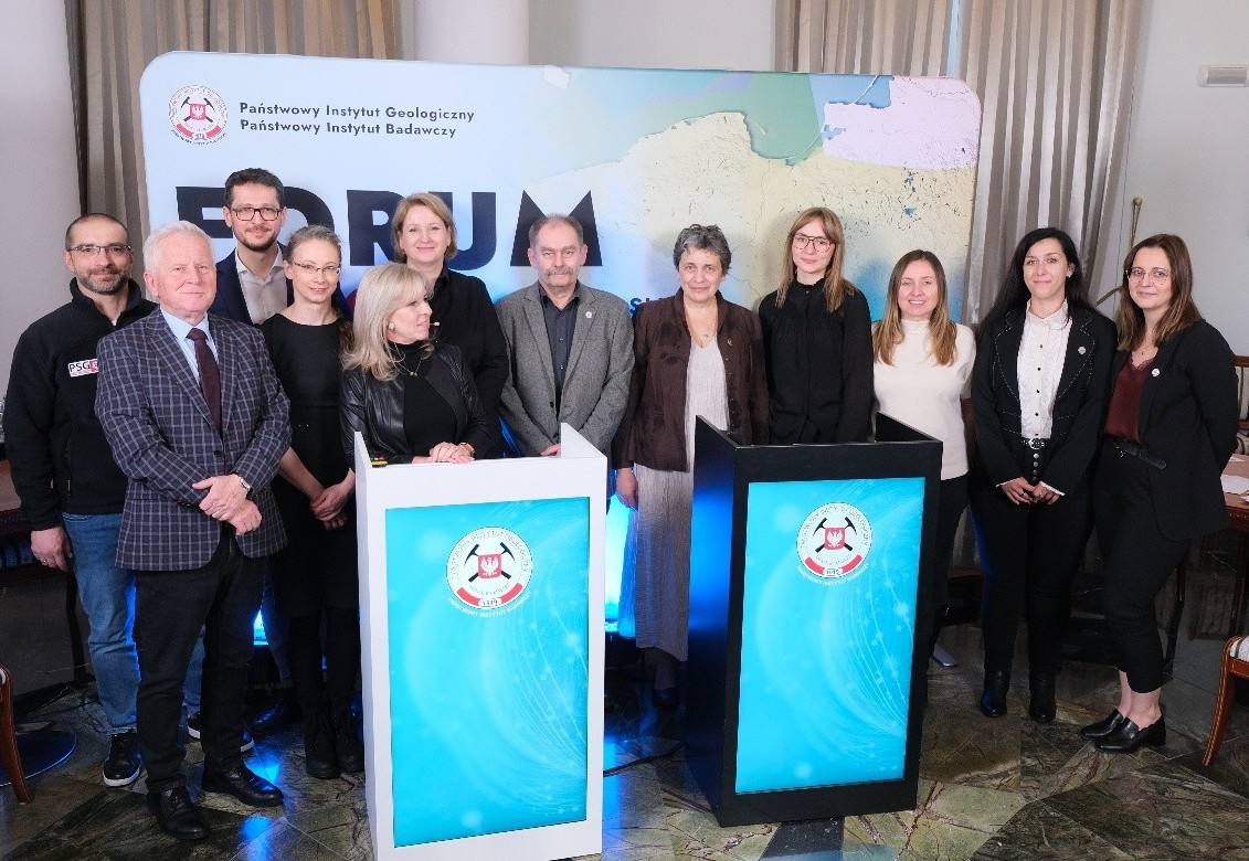 grupa ludzi pozujących do zdjęcia