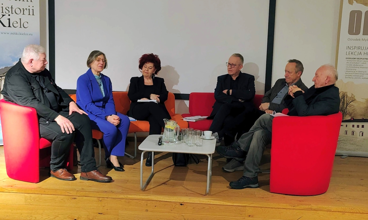 panel dyskusyjny z kilkoma uczestnikami